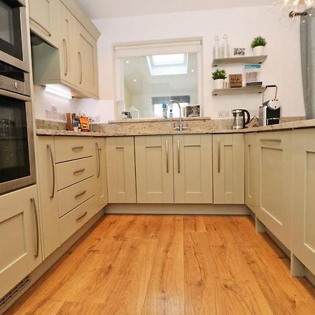 Near Beaches, Contemporary Home In Village Centre 생 메린 외부 사진