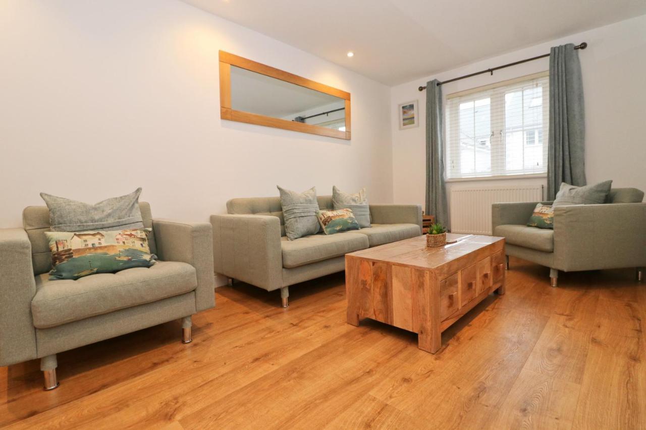 Near Beaches, Contemporary Home In Village Centre 생 메린 외부 사진