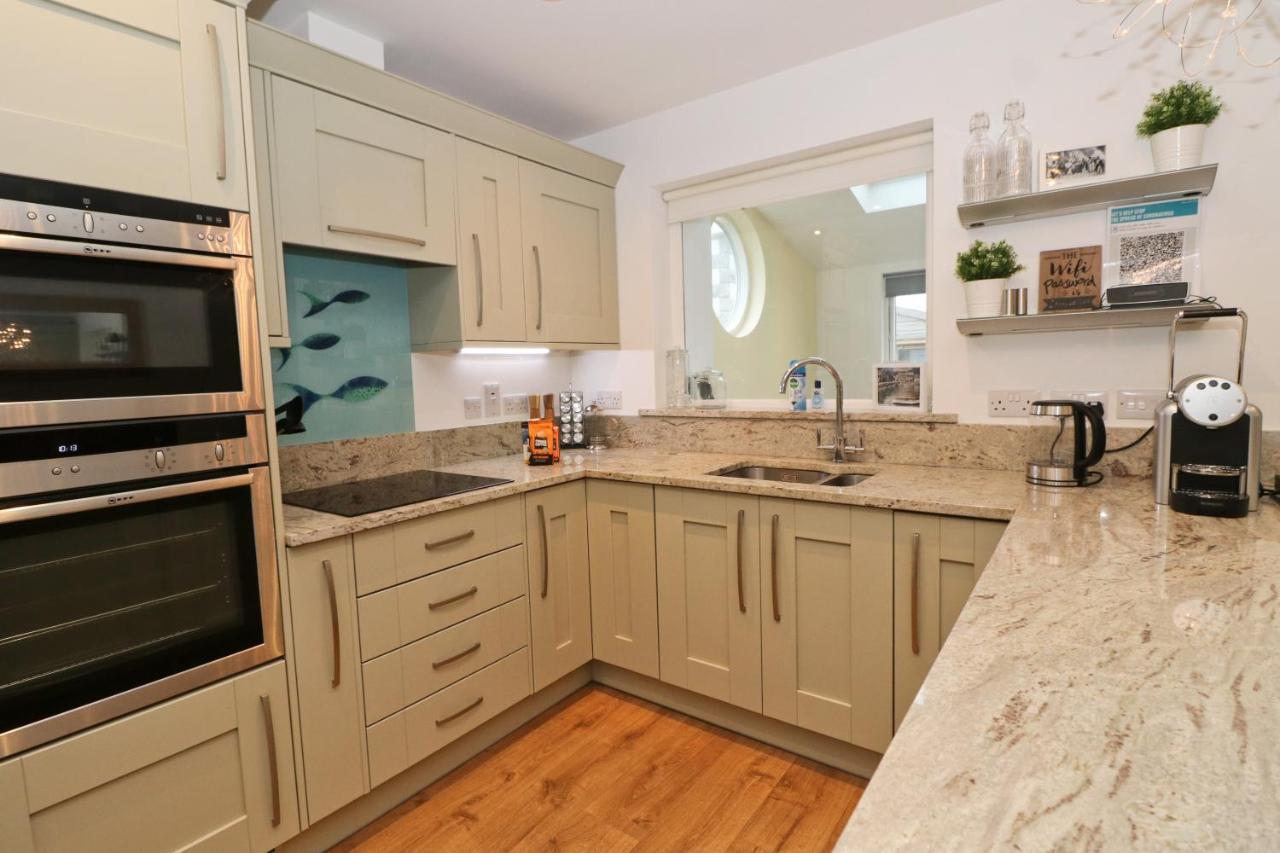 Near Beaches, Contemporary Home In Village Centre 생 메린 외부 사진