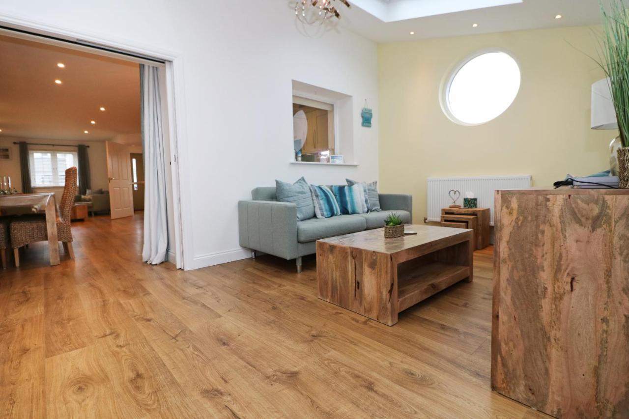 Near Beaches, Contemporary Home In Village Centre 생 메린 외부 사진
