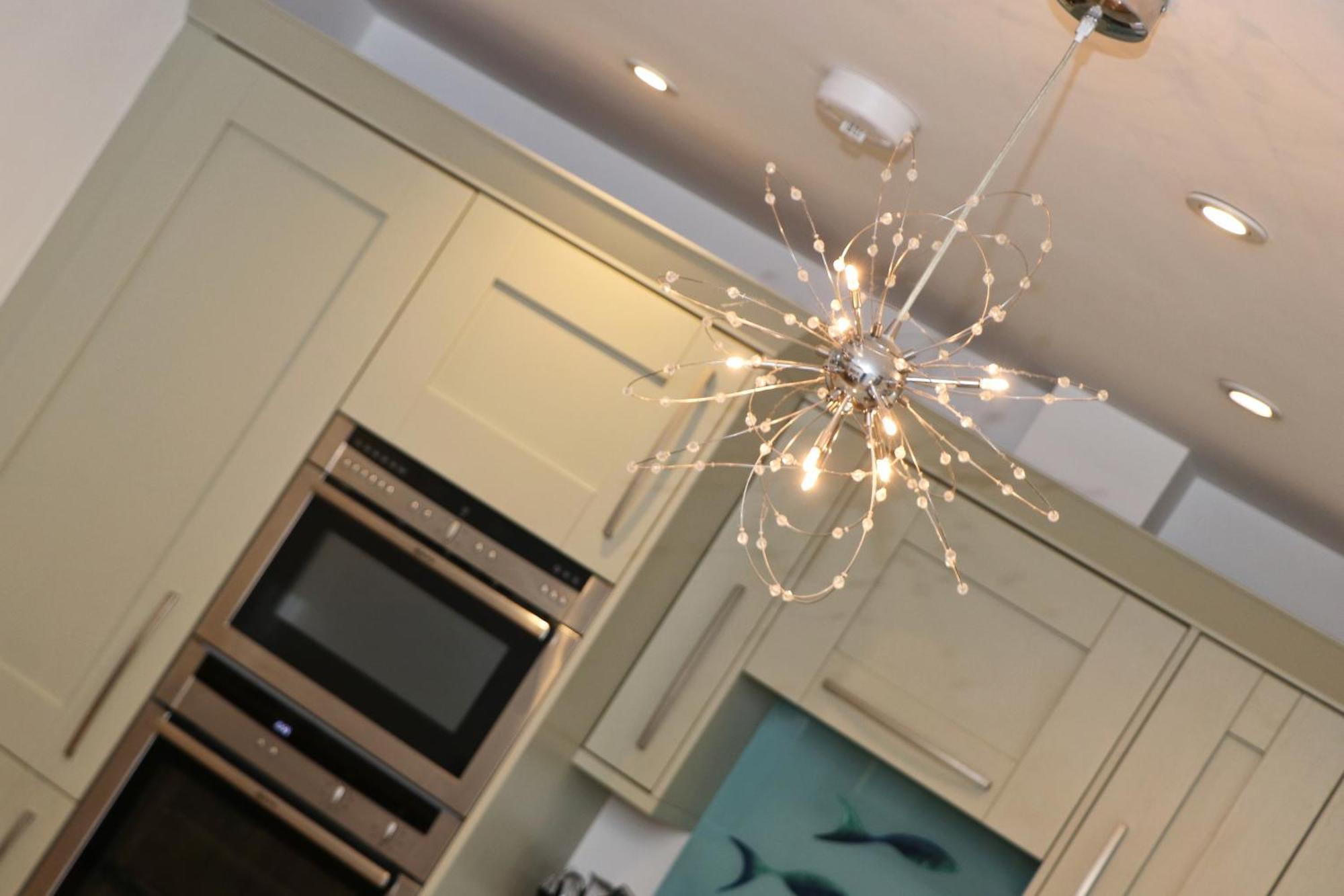 Near Beaches, Contemporary Home In Village Centre 생 메린 외부 사진