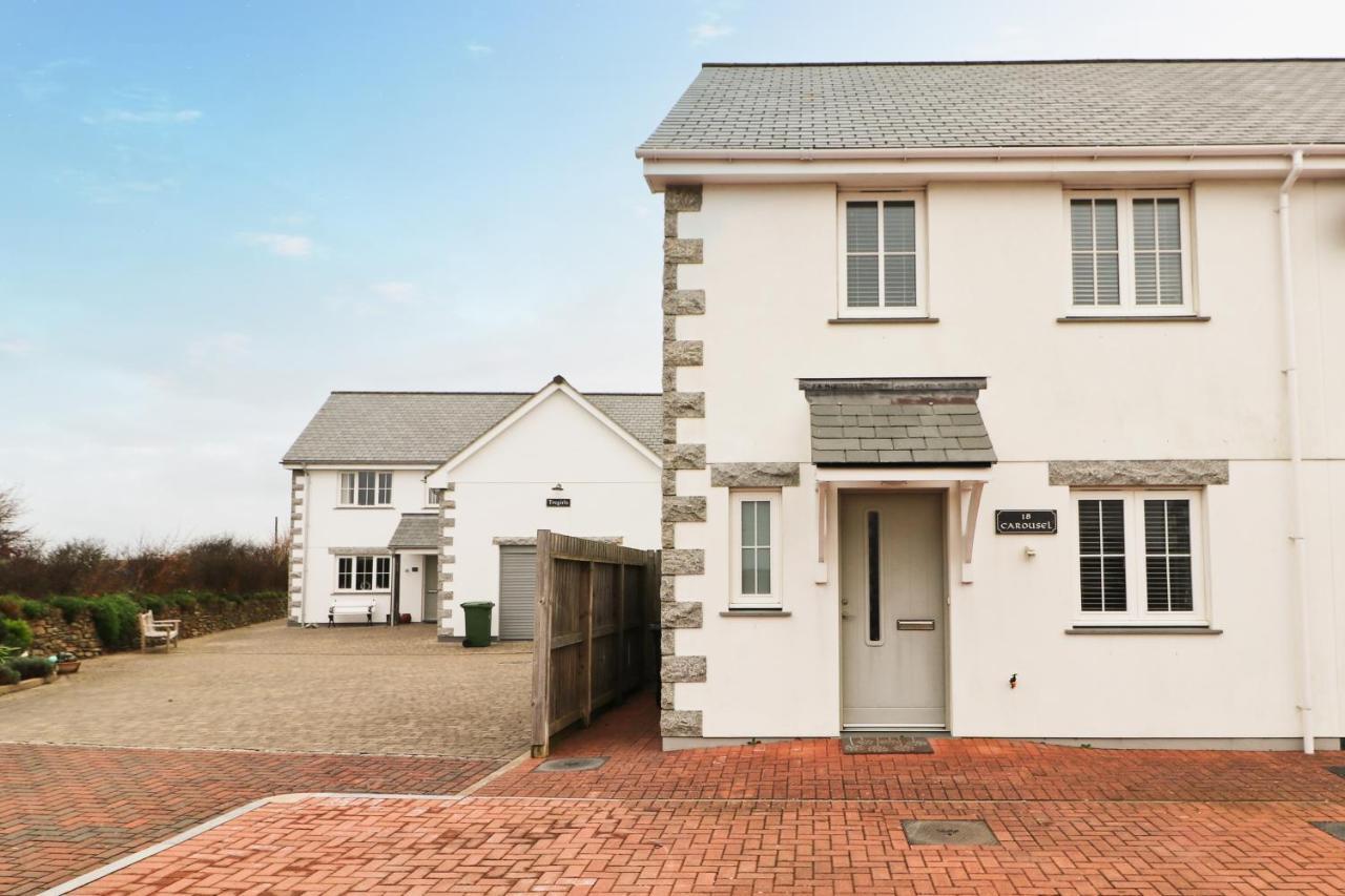 Near Beaches, Contemporary Home In Village Centre 생 메린 외부 사진