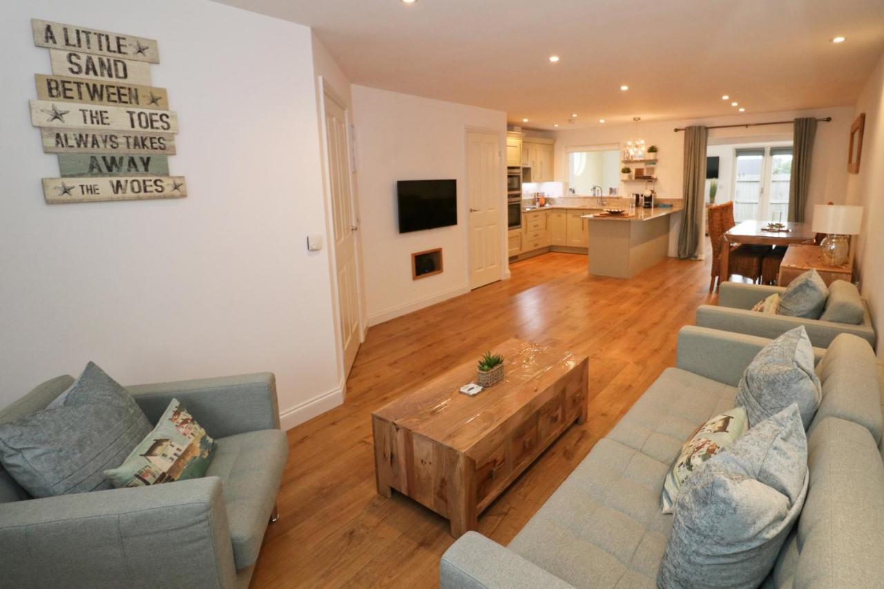 Near Beaches, Contemporary Home In Village Centre 생 메린 외부 사진