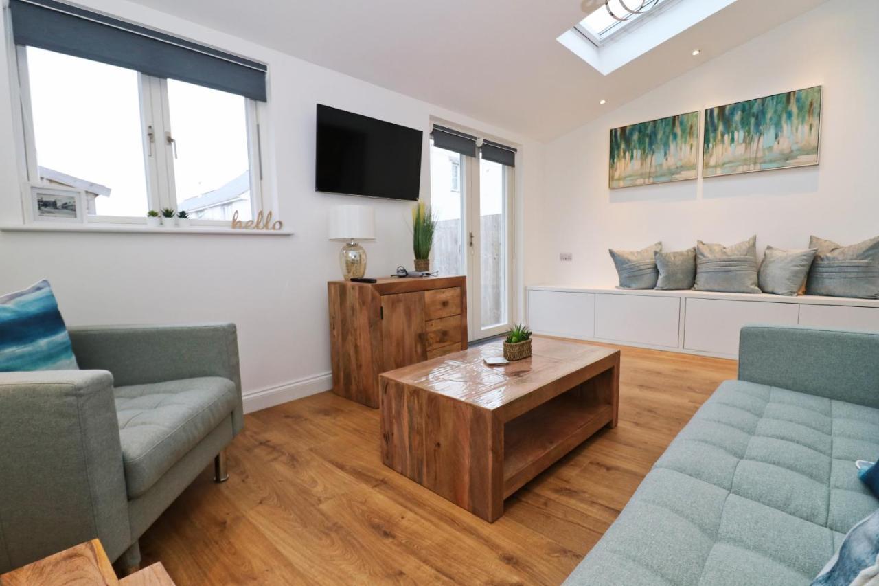 Near Beaches, Contemporary Home In Village Centre 생 메린 외부 사진