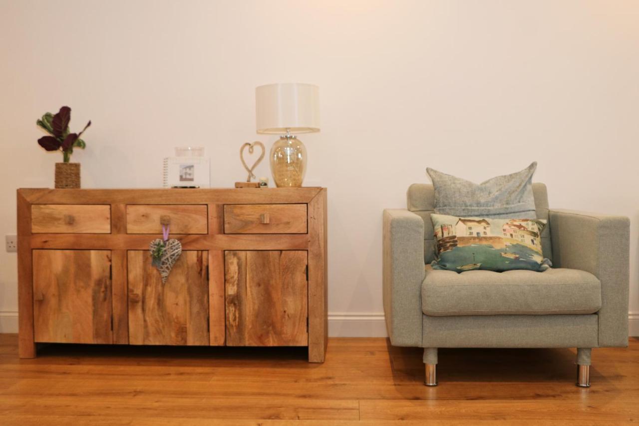 Near Beaches, Contemporary Home In Village Centre 생 메린 외부 사진