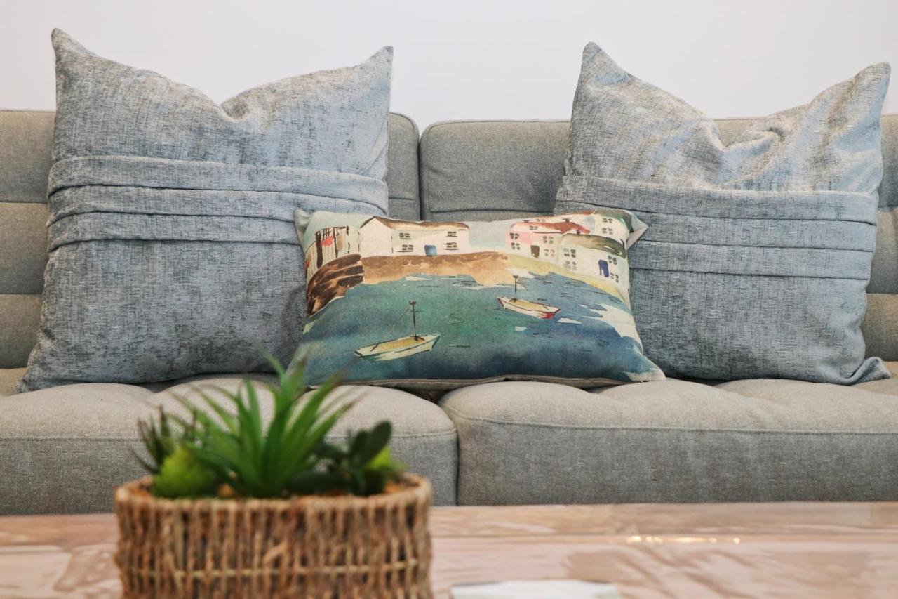 Near Beaches, Contemporary Home In Village Centre 생 메린 외부 사진
