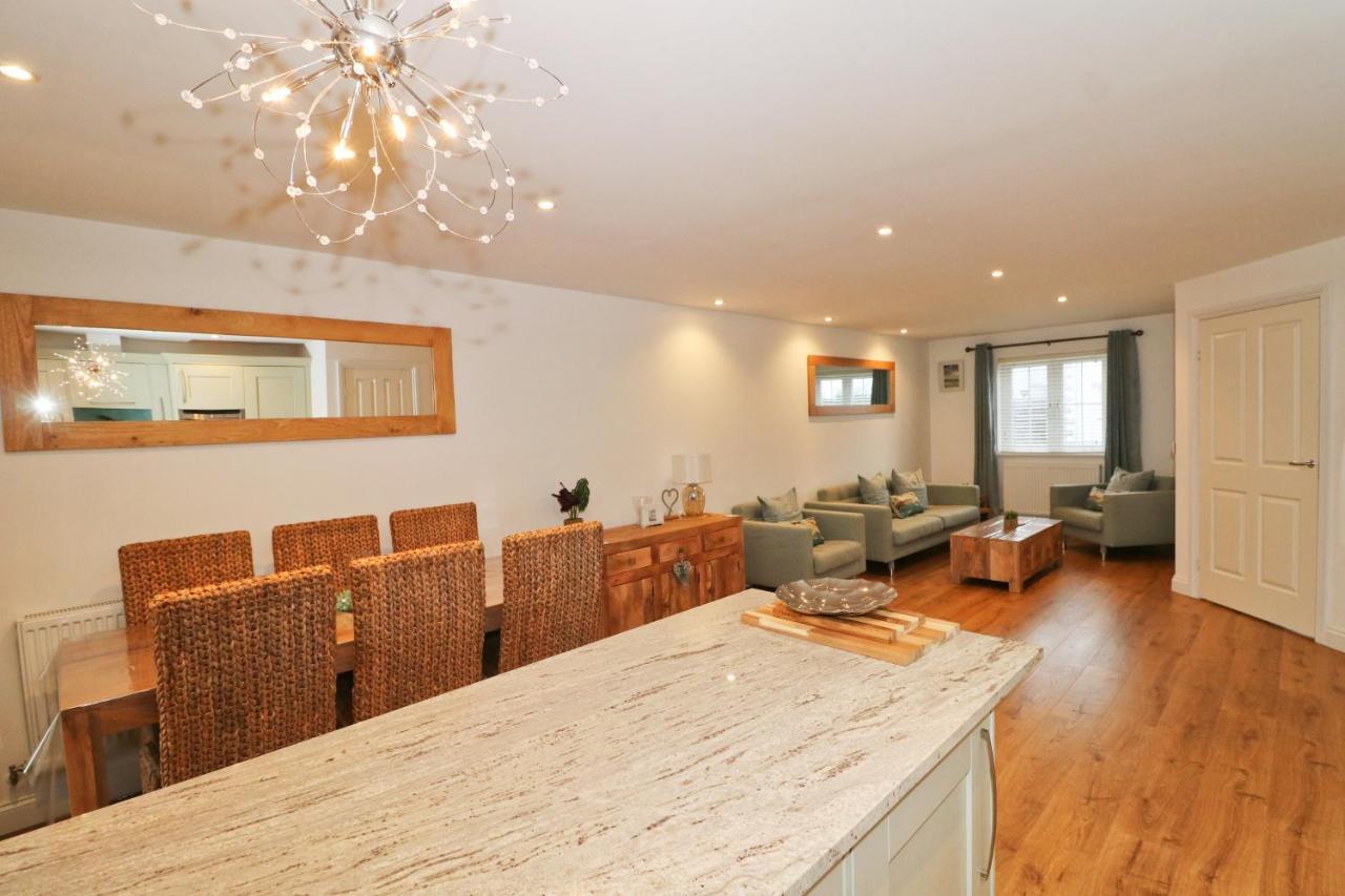 Near Beaches, Contemporary Home In Village Centre 생 메린 외부 사진