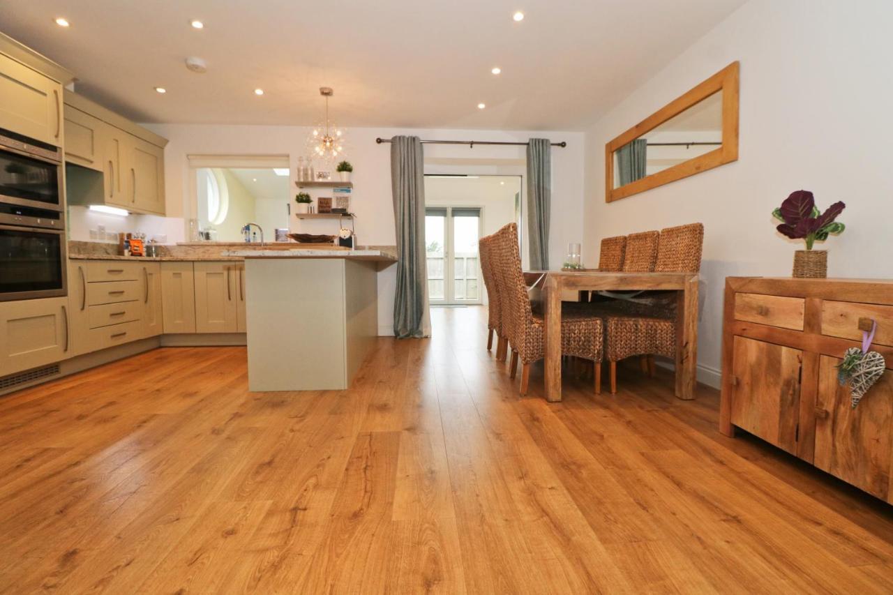 Near Beaches, Contemporary Home In Village Centre 생 메린 외부 사진