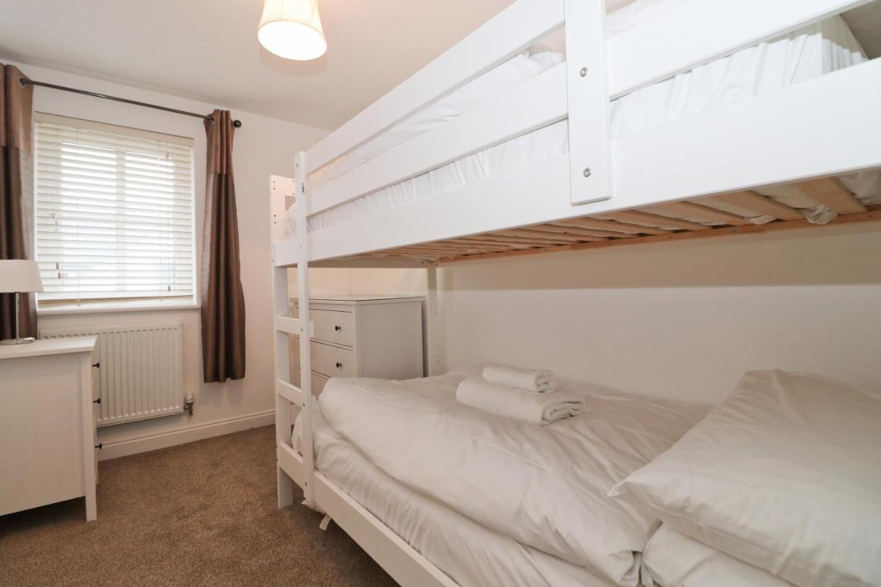 Near Beaches, Contemporary Home In Village Centre 생 메린 외부 사진