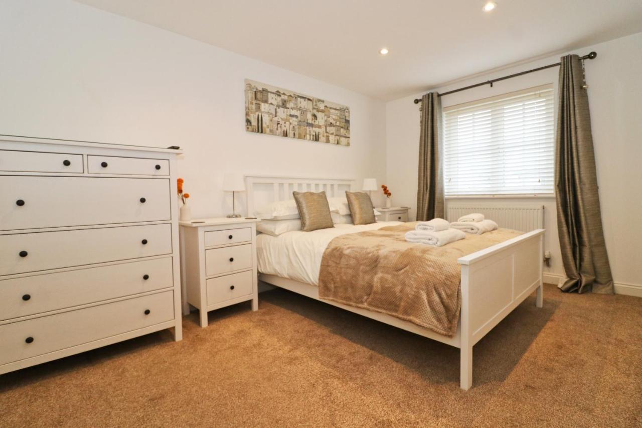 Near Beaches, Contemporary Home In Village Centre 생 메린 외부 사진