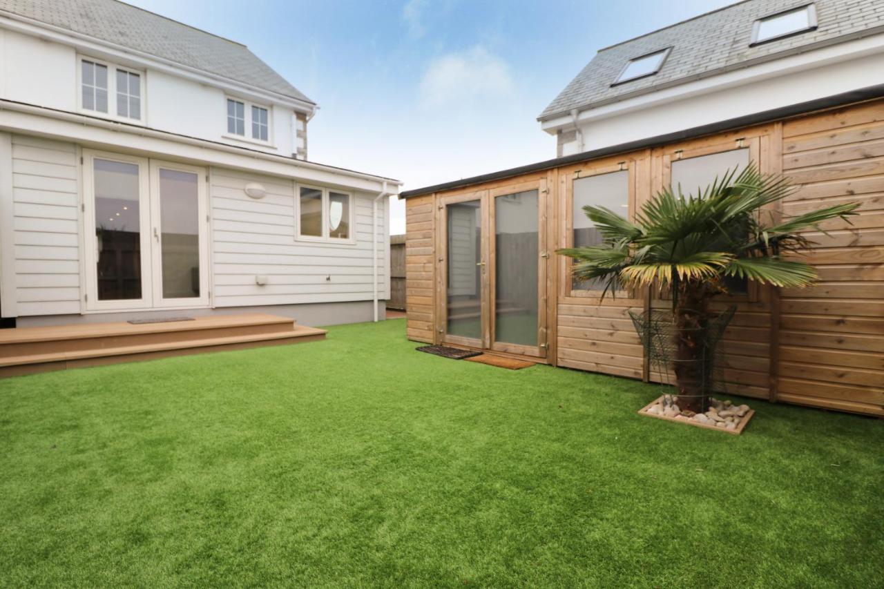 Near Beaches, Contemporary Home In Village Centre 생 메린 외부 사진